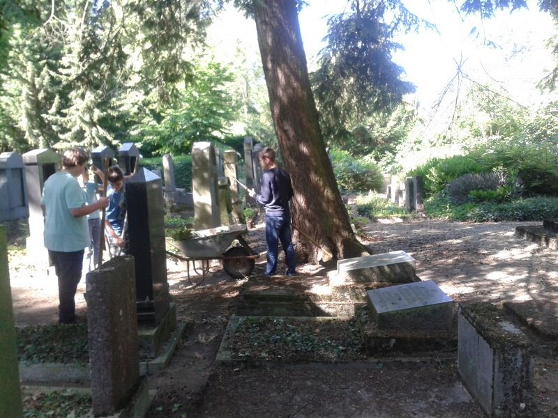 Gräberpflege aus dem Stadtfriedhof